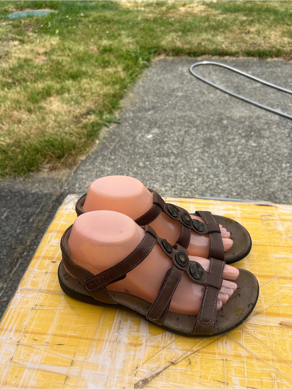 Taos Prize Women’s Brown Leather Strappy Sandals Size 39/8US - Picture 2 of 14